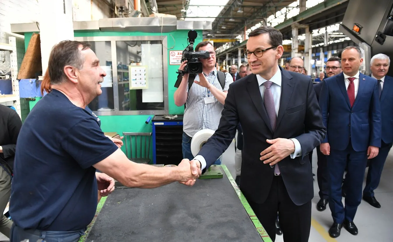 Premier Mateusz Morawiecki podczas wizyty w fabryce Jelcz