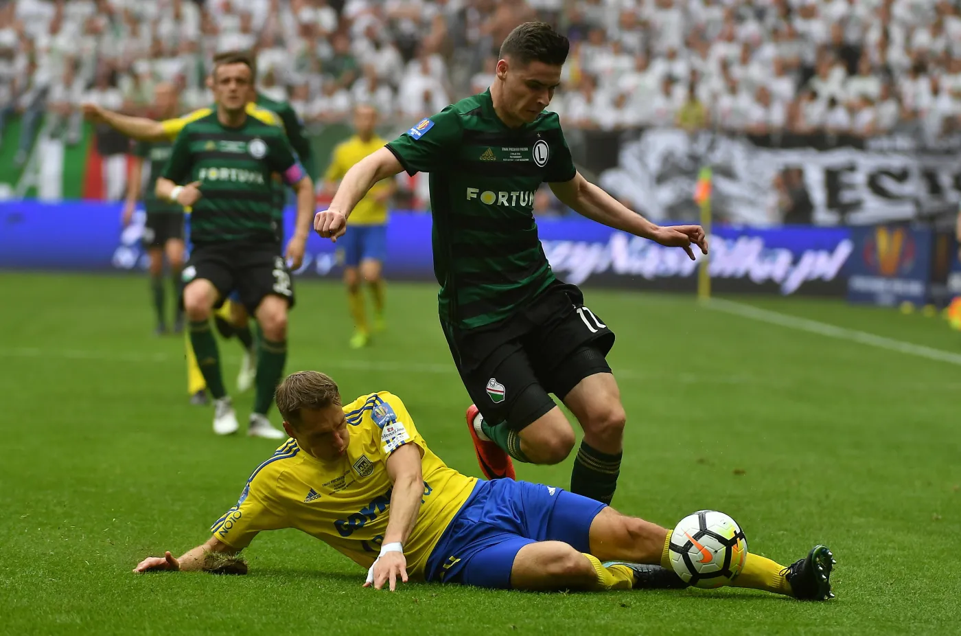 Piłkarz Arki Gdynia Damian Zbozień (L) i Jarosław Niezgoda (P) z Legii Warszawa