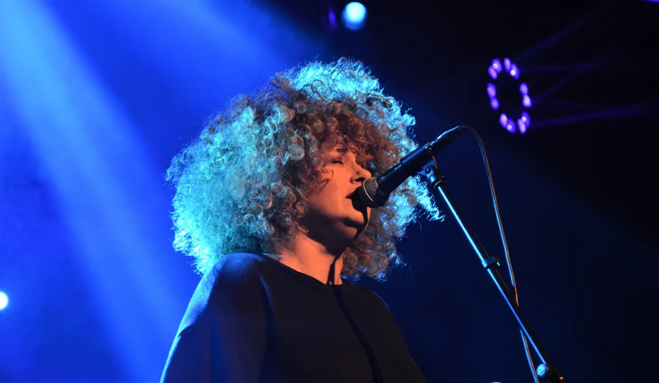 Nosowska na scenie warszawskiego klubu Stodoła. Koncert z 3 listopada 2018 roku.