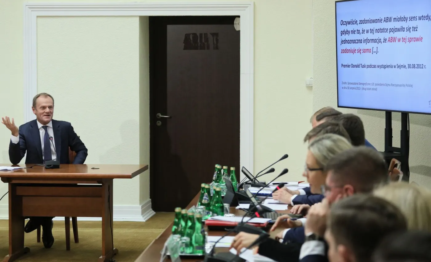  Przewodniczący Rady Europejskiej, były prezes Rady Ministrów Donald Tusk (L) podczas przesłuchania przez sejmową komisję 