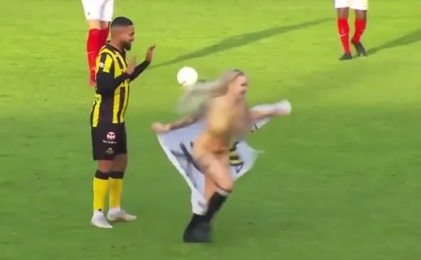 Naga dziewczyna wbiegła na boisko i przerwała mecz