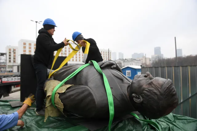 Tak wyglądał montaż pomnika Lecha Kaczyńskiego [GALERIA]