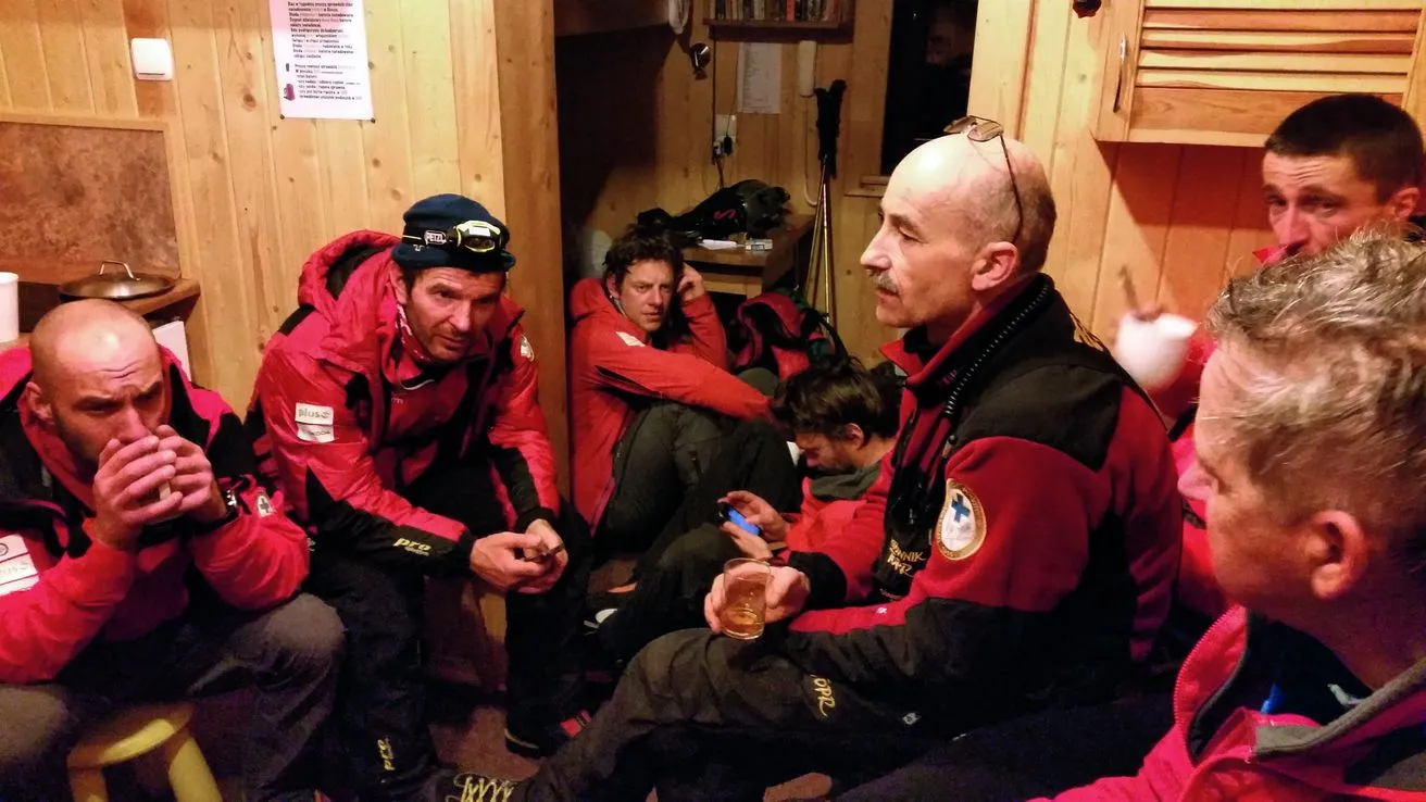 Ratownicy TOPR po całonocnej akcji odpoczywają w dyżurce w schronisku nad Morskim Okiem / fot. Andrzej Mikler