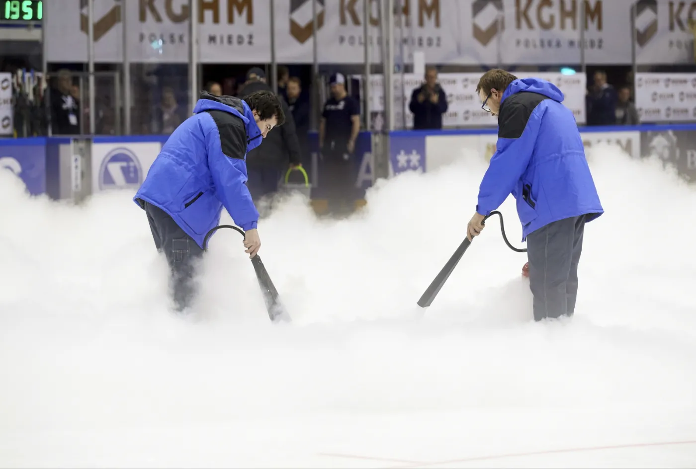Pracownicy naprawiają uszkodzoną taflę lodowiska podczas meczu hokeja na lodzie w turnieju EIHC