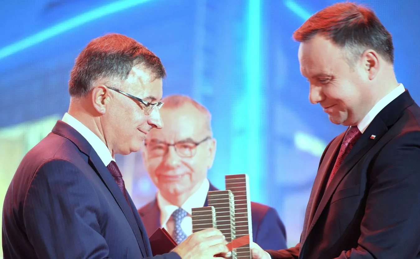 Kongres 590 - Prezes PKO BP Zbigniew Jagiełło odbiera nagrodę z rąk prezydenta Andrzeja Dudy