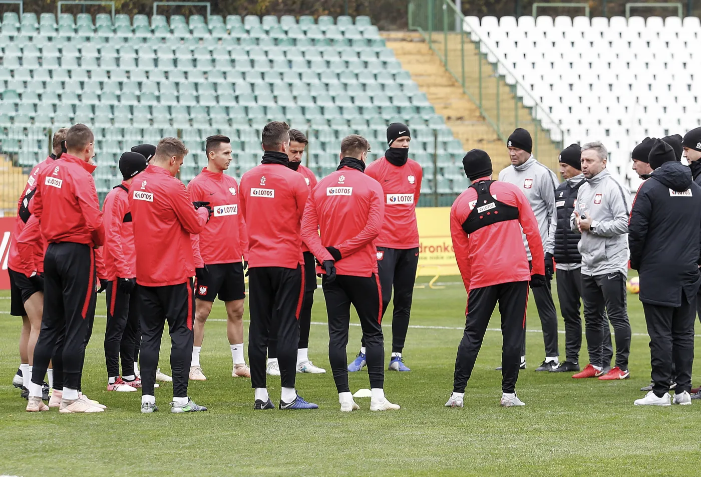 Trener piłkarskiej reprezentacji Polski Jerzy Brzęczek (P) rozmawia z zawodnikami, podczas treningu kadry