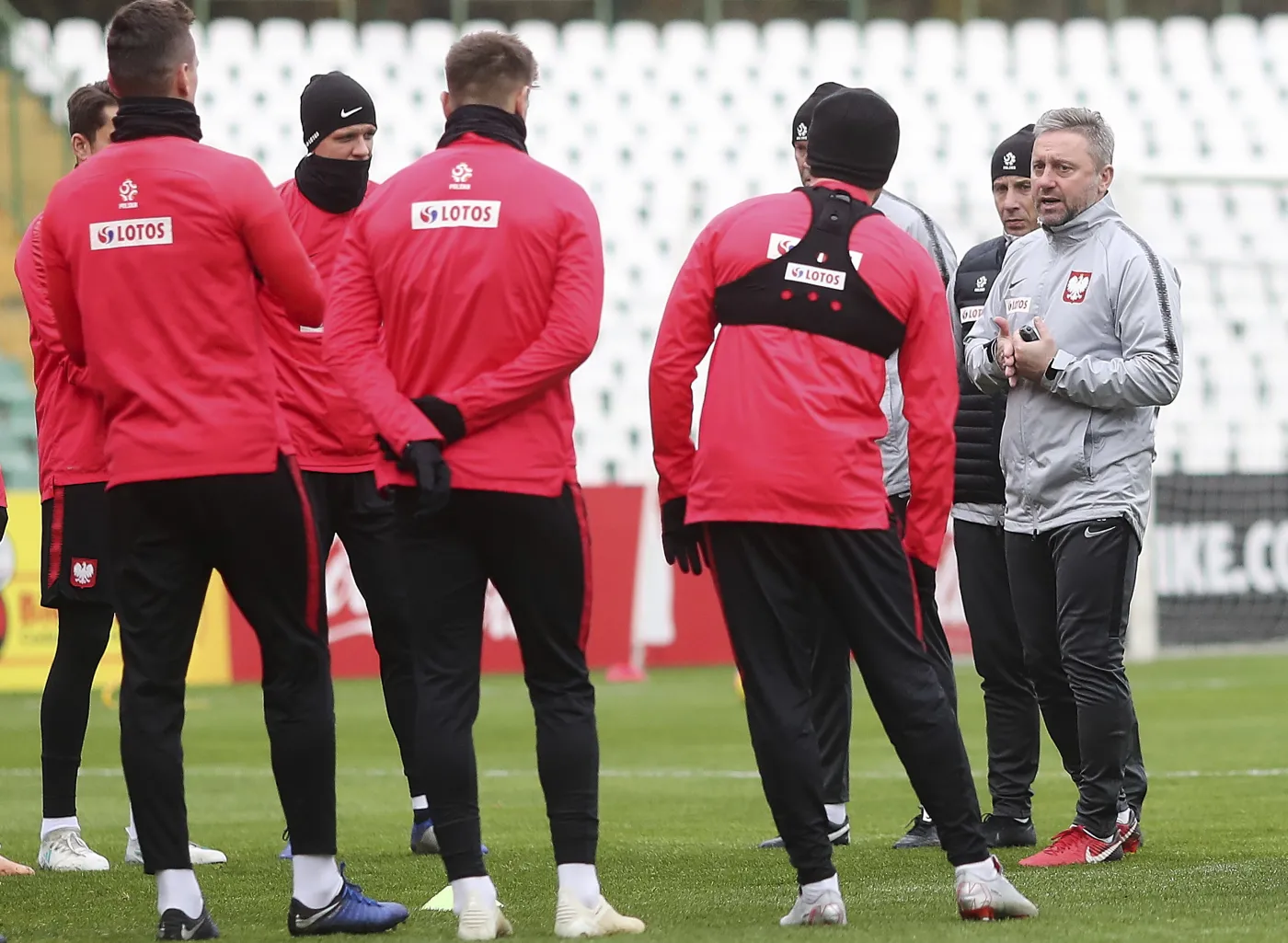 Trener piłkarskiej reprezentacji Polski Jerzy Brzęczek (P) rozmawia z zawodnikami, podczas treningu kadry
