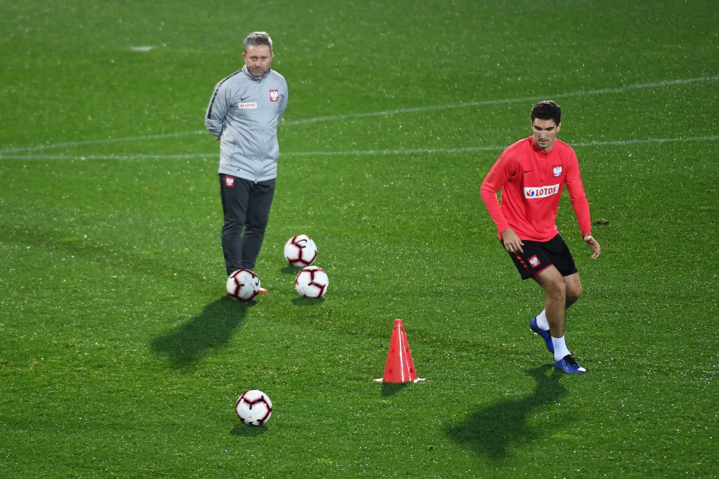 Zawodnik piłkarskiej reprezentacji Polski Marcin Kamiński (P) i selekcjoner Jerzy Brzęczek (L)