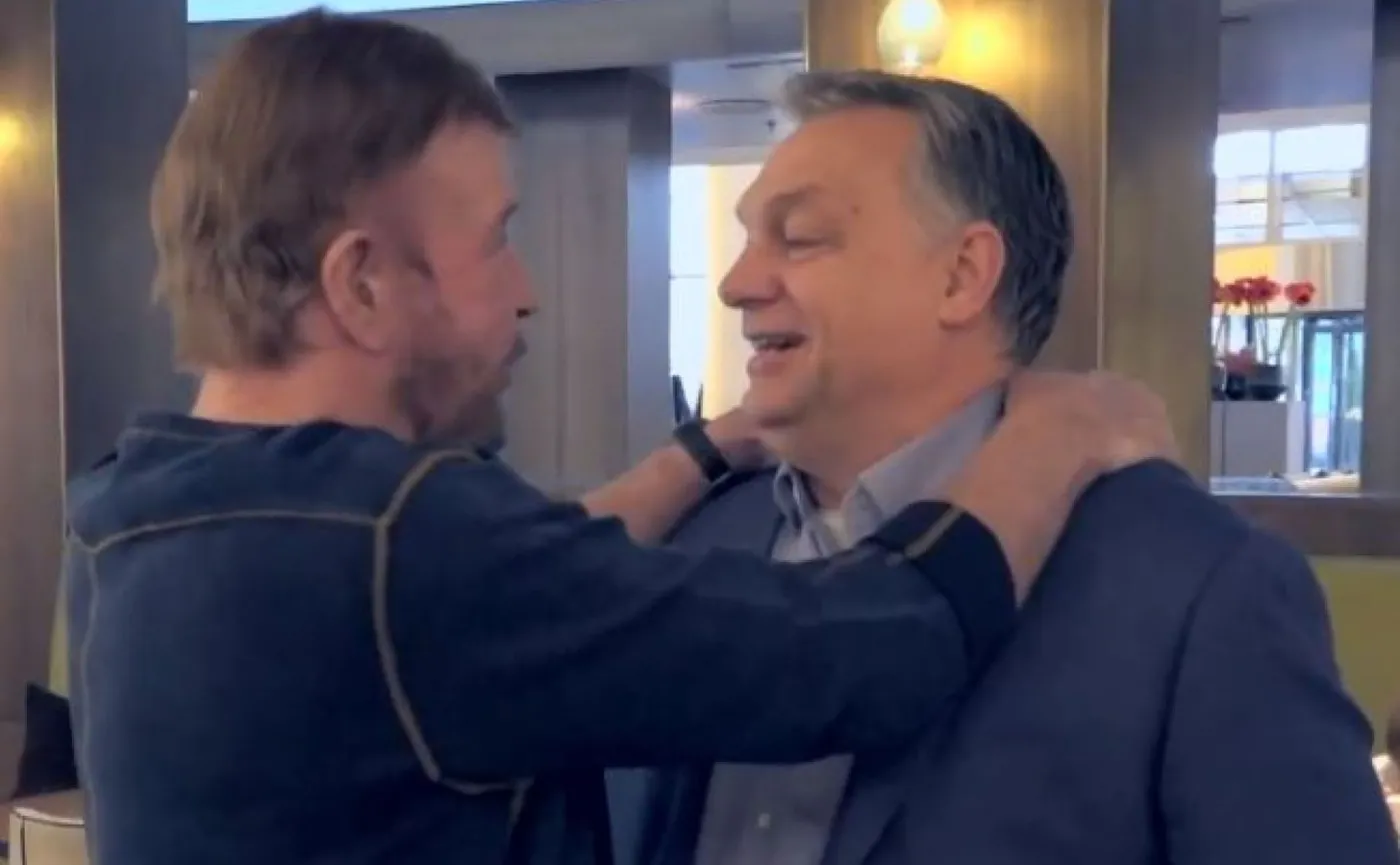 Orban promuje się filmem z Chuckiem Norrisem. "Tyle o panu czytałem", mówi gwiazdor i obejmuje prezydenta