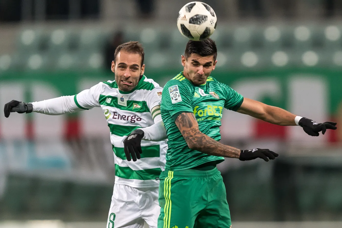 Zawodnik Śląska Wrocław Wojciech Golla (P) i Flavio Paixao (L) z Lechii Gdańsk