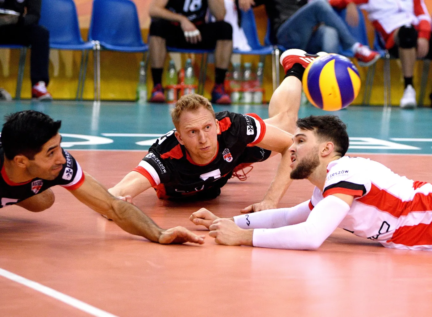 Siatkarze Asseco Resovii Rzeszów (od lewej): Rafael Redwitz, Jakub Jarosz i Luke Perry