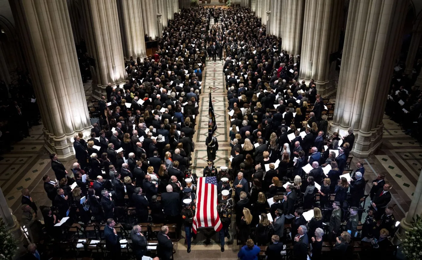 Pożegnanie George'a H.W. Busha. Lech Wałęsa pokazuje ZDJĘCIA z kościoła