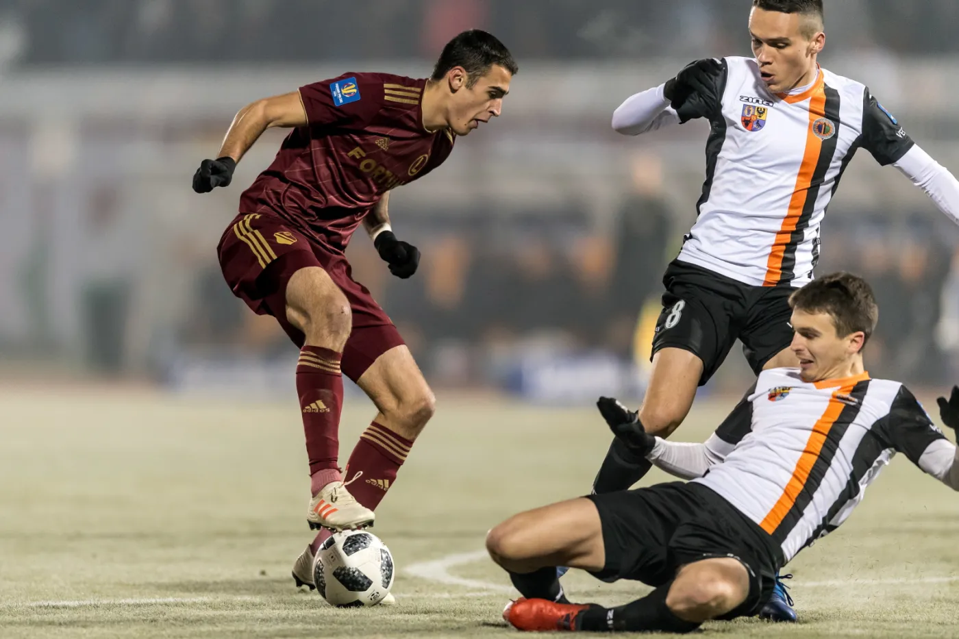  Zawodnik Chrobrego Szymon Drewniak (C) i Jarosław Ratajczak (P) oraz Sandro Kulenović (L) z Legii Warszawa, podczas meczu 1/8 finału piłkarskiego Pucharu Polski