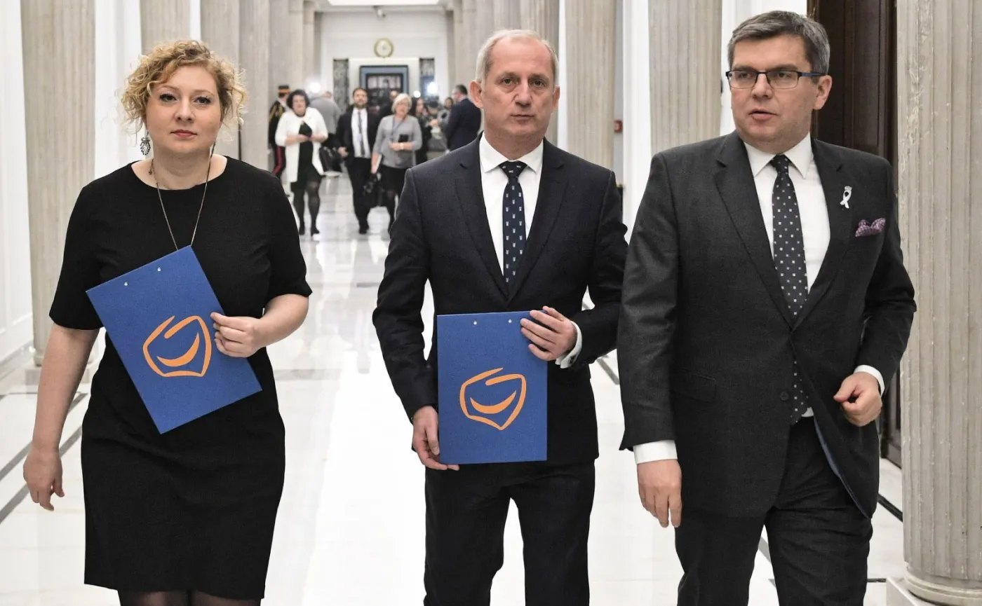 Posłowie PO: Marta Golbik, Sławomir Neumann i Jarosław Urbaniak podczas konferencji w Sejmie