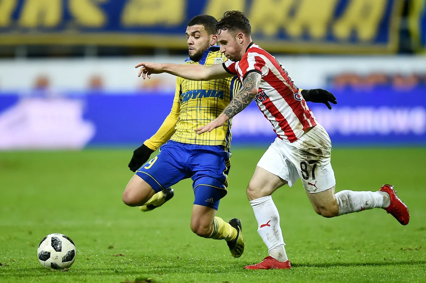 Piłkarz Arki Gdynia Nabil Aankour (L) i Diego Ferraresso (P) z Cracovii