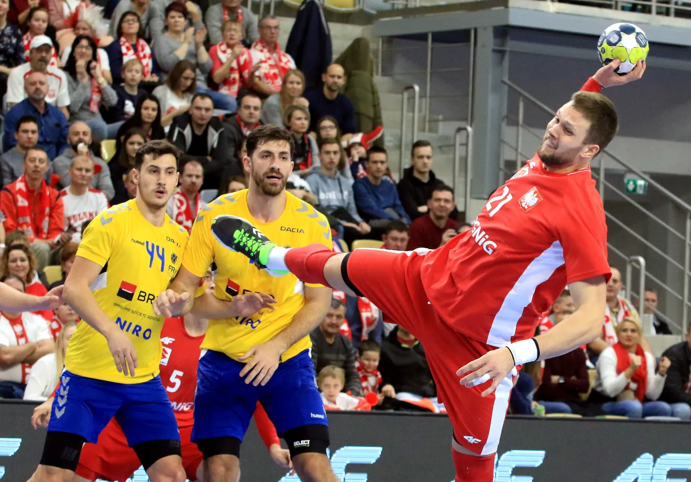 Polak Kamil Syprzak (P) oraz Calin Cabut (L) i Dan Racotea (C) z Rumunii