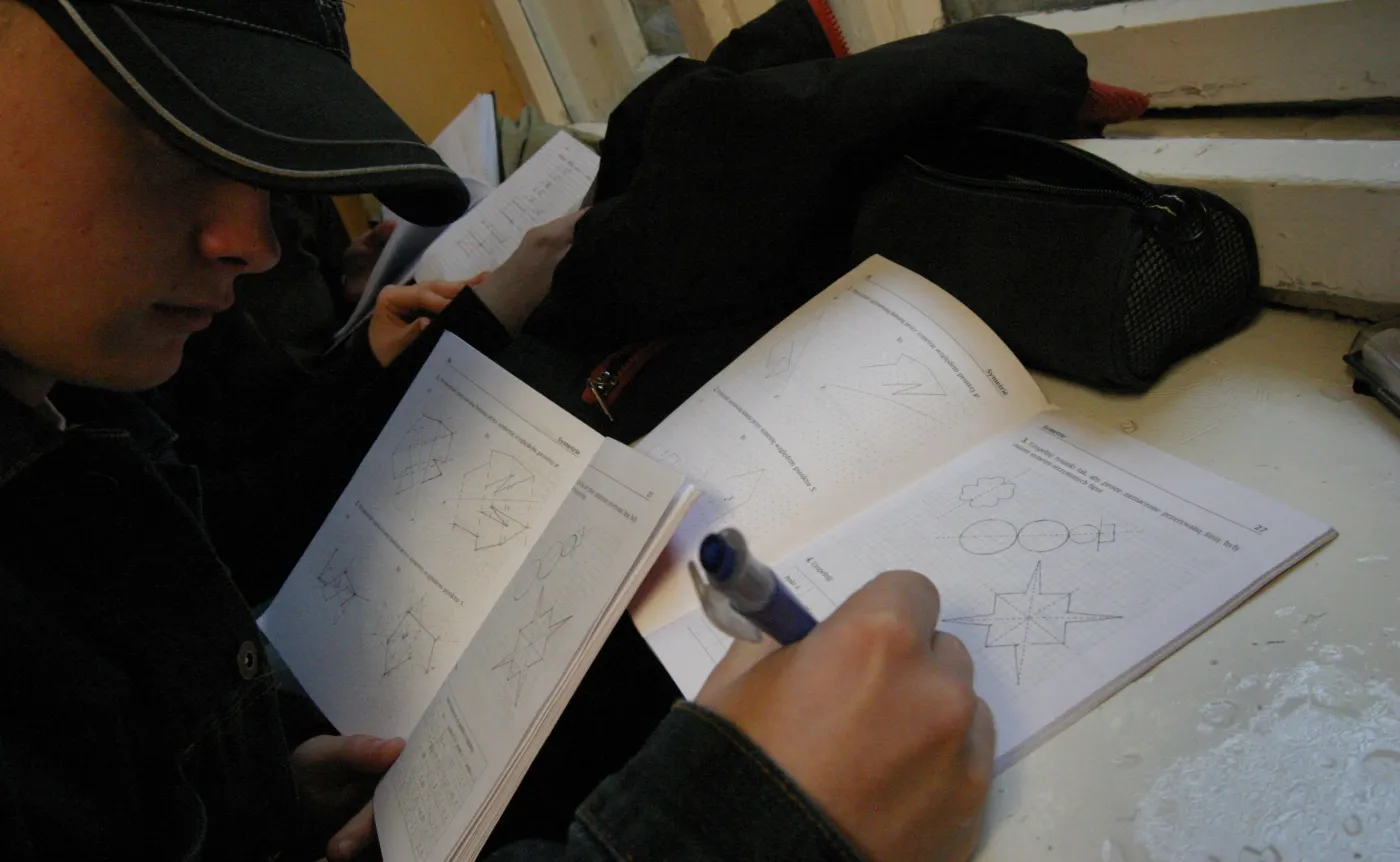 Praca domowa odrabiana na szkolnym parapecie