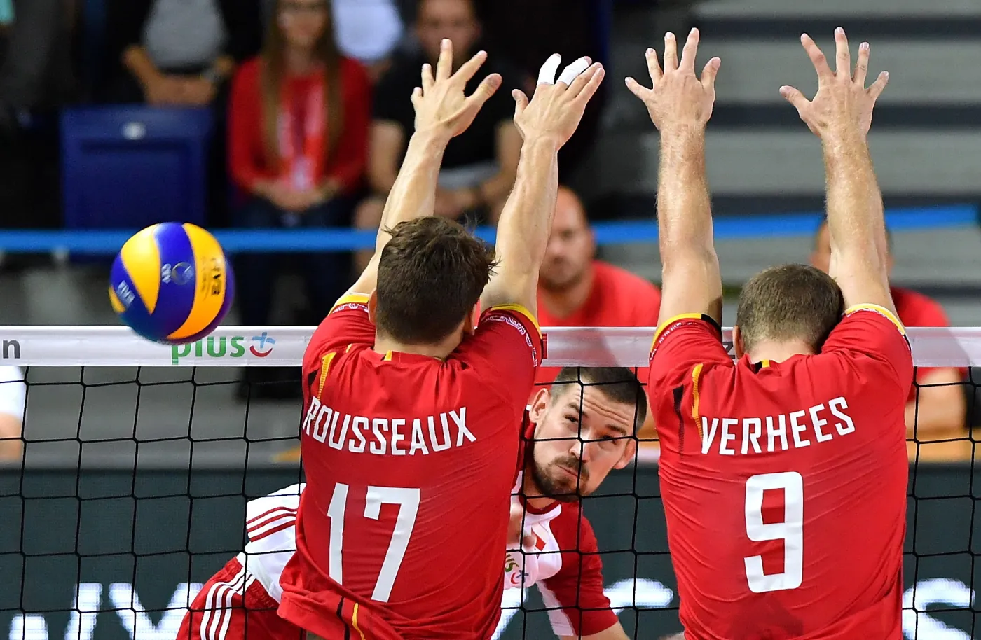 Polak Dawid Konarski (C) oraz Tomas Rousseaux (L) i Pieter Verhees (P) z Belgii