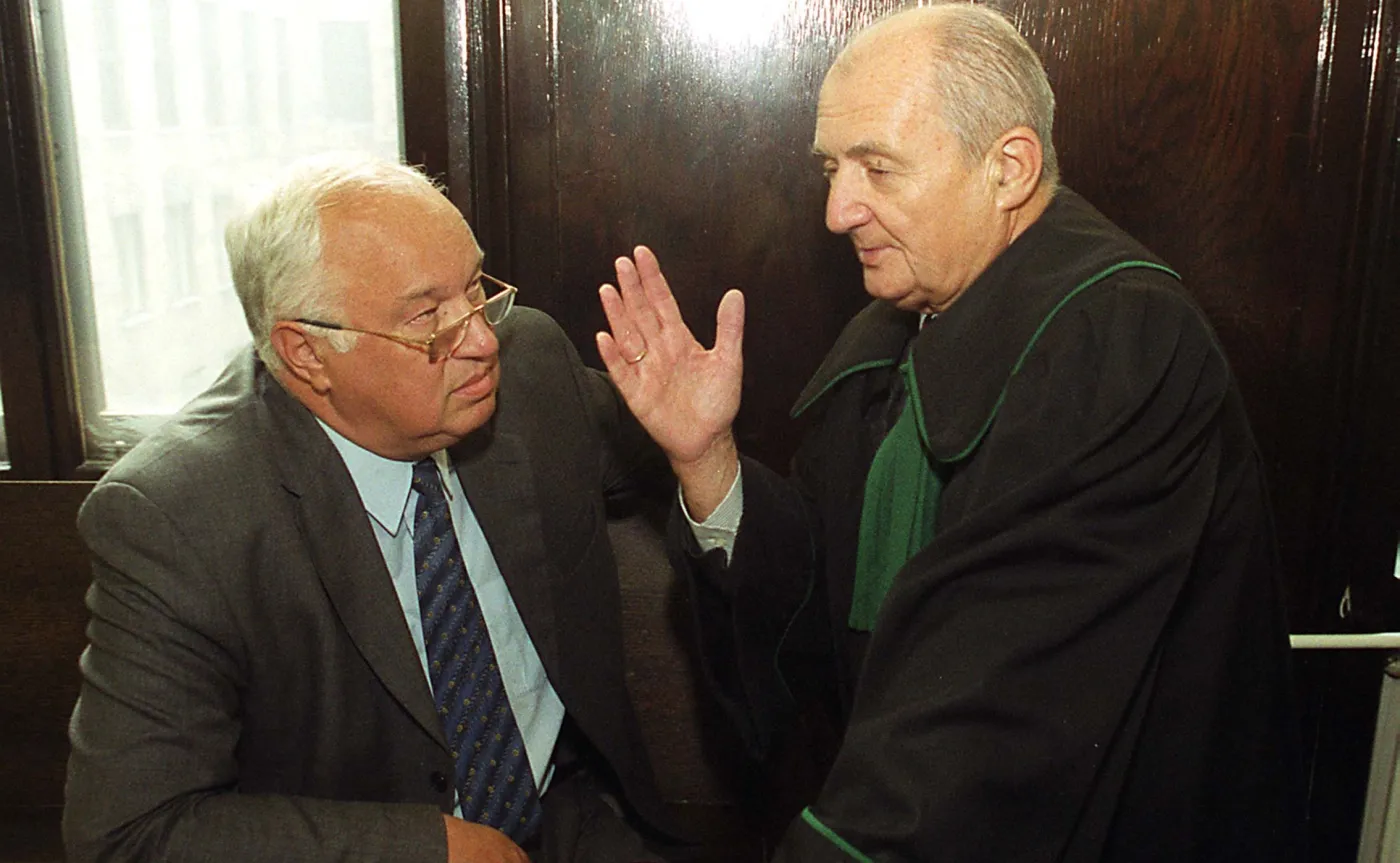 Oskarżony Dariusz Przywieczerski i mec. Czesław Jaworski w procesie w sprawie afery FOZZ