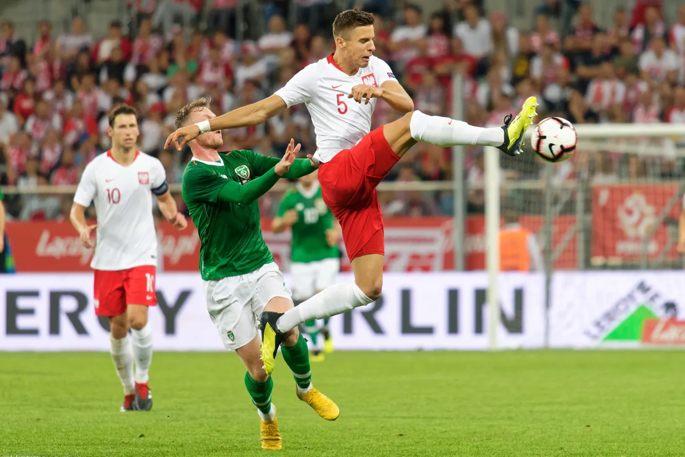 Zawodnik reprezentacji Polski Jan Bednarek (P) i Aiden O'Brien (L) z Irlandii