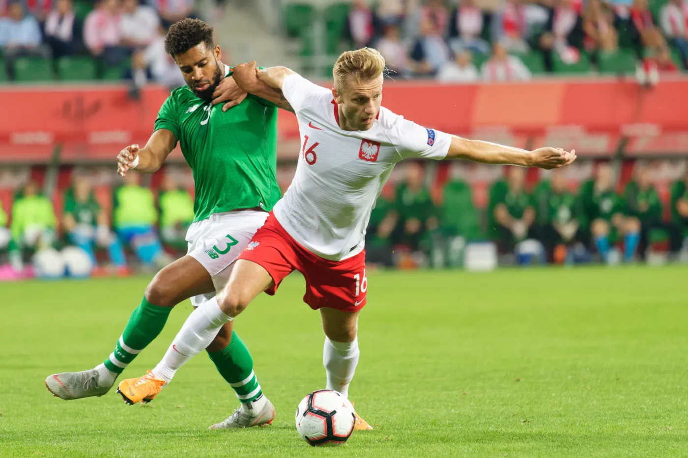 Piłkarz reprezentacji Polski Jakub Błaszczykowski (P) i Cyrus Christie (L) z Irlandii