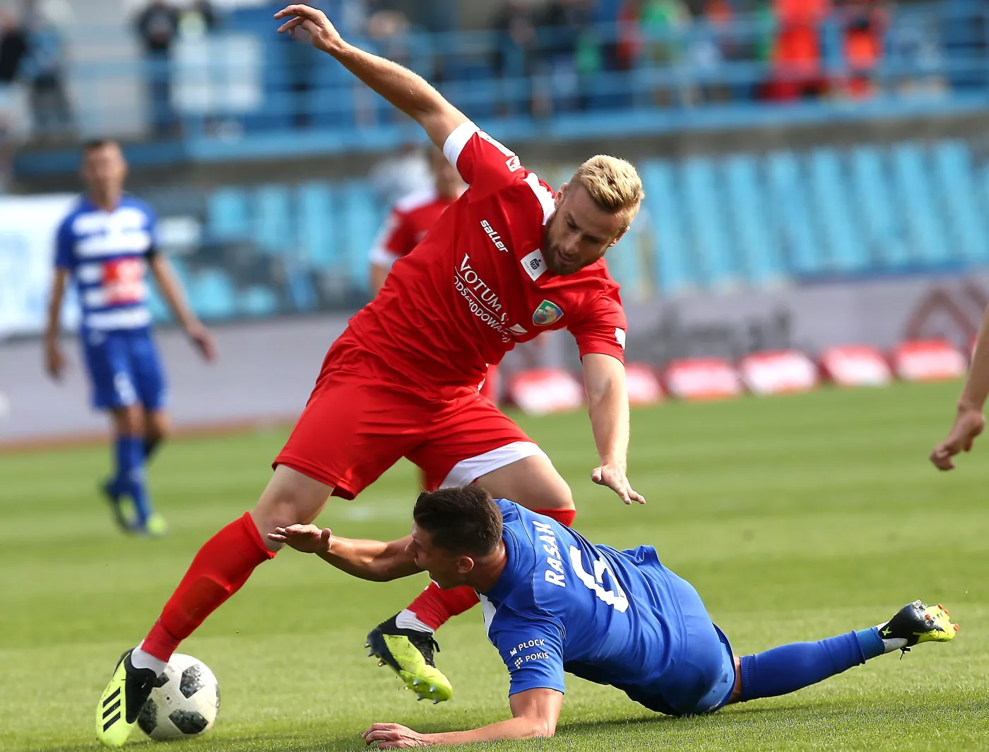 Piłkarz Wisły Płock Damian Rasak (P) i Rafał Augustyniak (L) z Miedzi Legnica