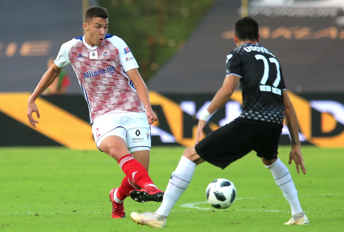 Zawodnik Zagłębia Sosnowiec Zarko Udowicic (P) i Przemysław Wiśniewski (L) z Górnika Zabrze