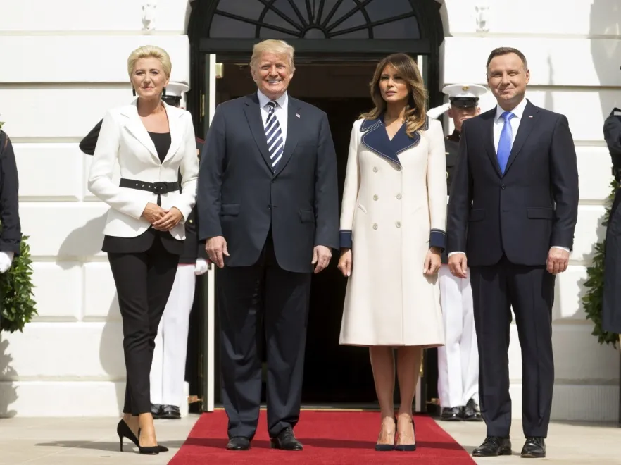 Dokonała prawie niemożliwego! Na powitaniu w USA Agata Duda wyglądała lepiej niż Melania. FOTO