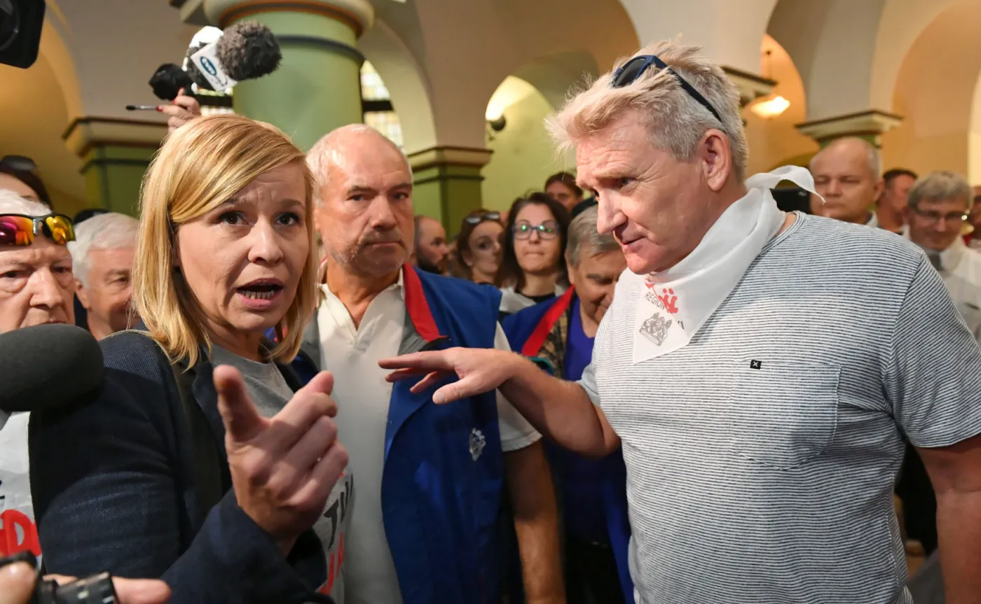 Wiceprzewodnicząca KOD Magdalena Filiks (L) i Roman Kuzimski (P) z Solidarności na korytarzu Sądu Okręgowego w Gdańsku