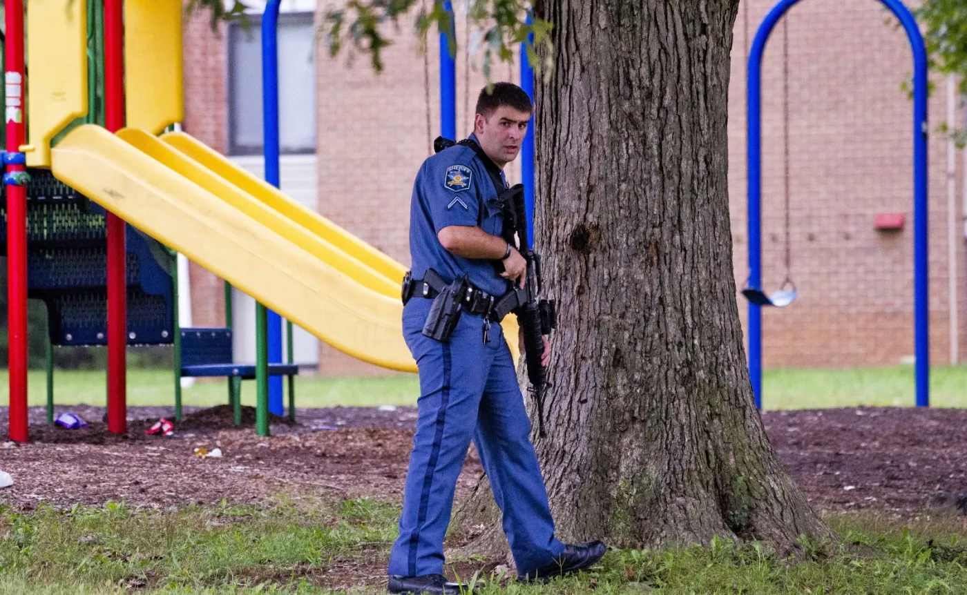 Policjant na miejscu strzelaniny w Aberdeen
