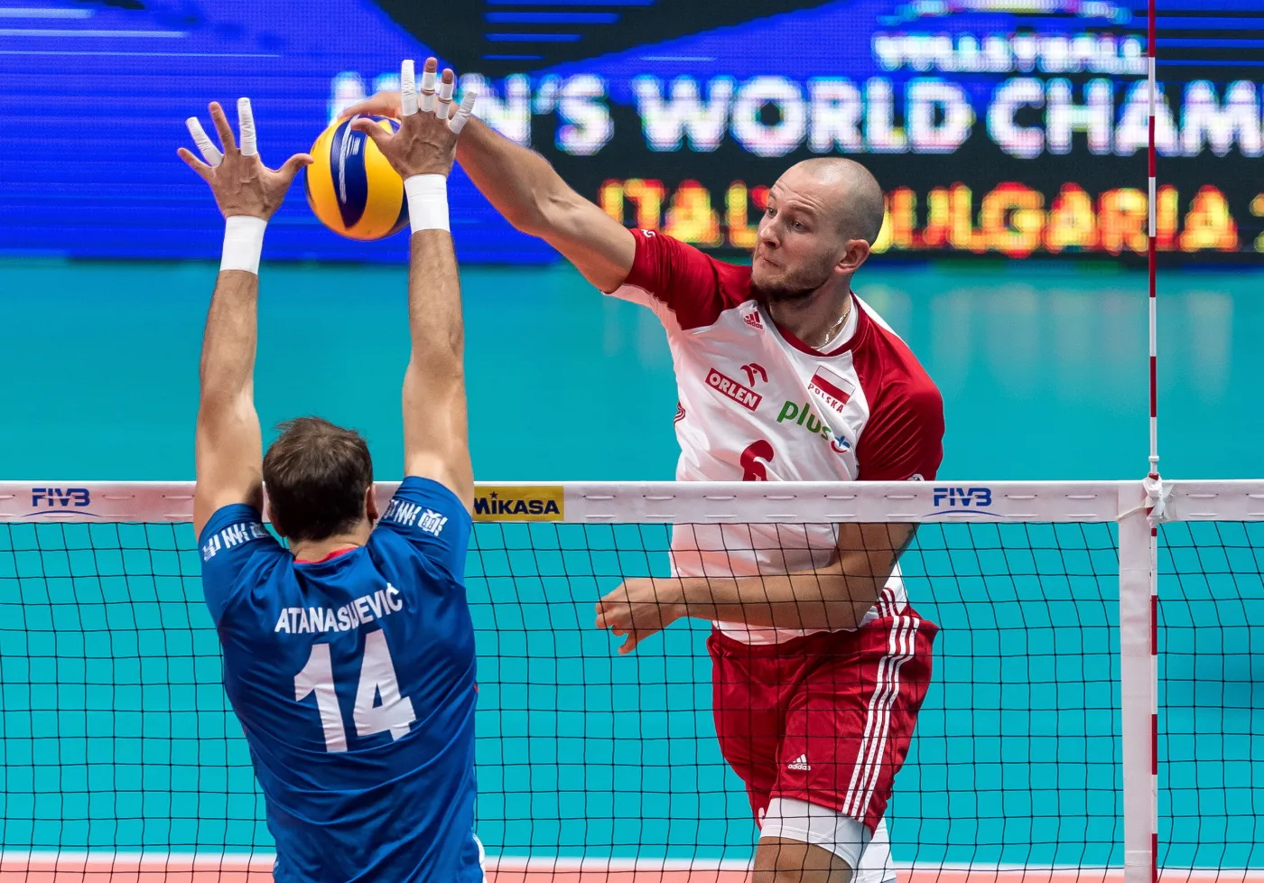 Polak Bartosz Kurek (P) i Aleksandar Atanasijevic (L) z Serbii