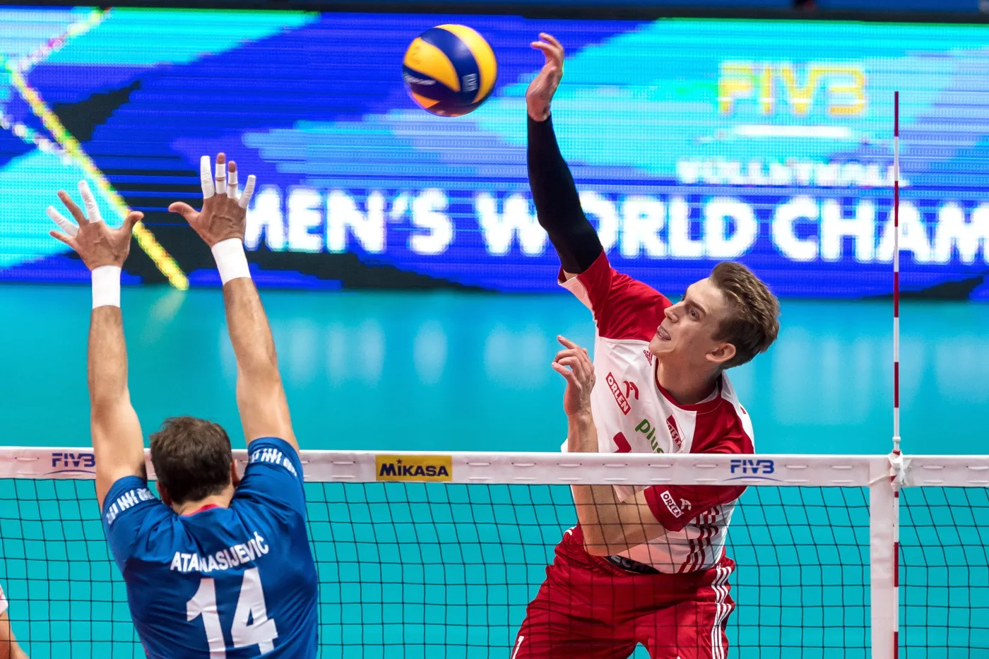 Polak Artur Szalpuk (P) i Aleksandar Atanasijevic (L) z Serbii