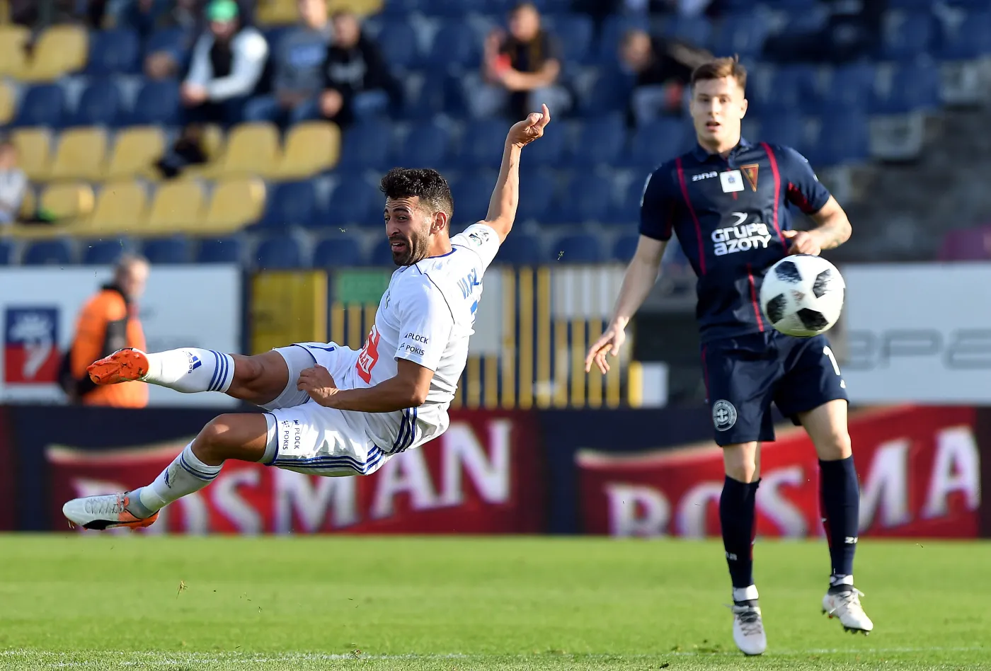 Piłkarz Pogoni Szczecin Zvonimir Kozulj (P) i Nicolas Varela (L) z Wisły Płock