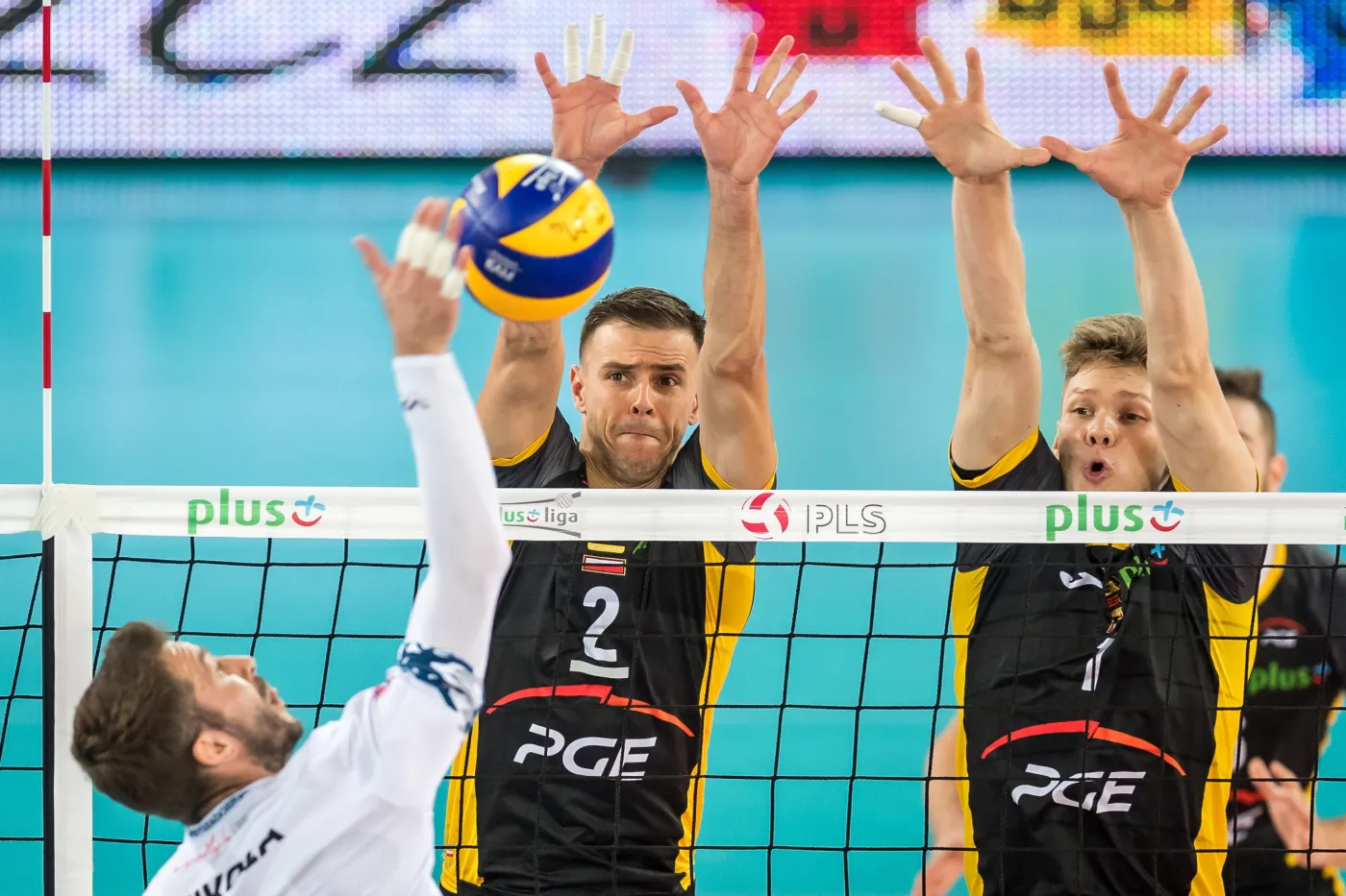 Siatkarz Chemika Bydgoszcz Nikola Kovacevic (L) oraz Mariusz Wlazły (C)i Jakub Kochanowski (P) z PGE Skry Bełchatów