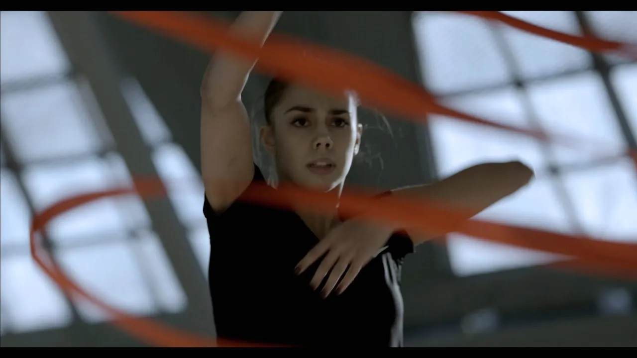 Kadr z filmu Marty Prus "Over The Limit" 