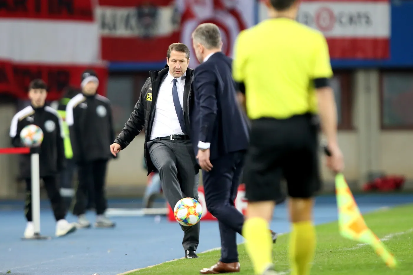 Trener piłkarskiej reprezentacji Austrii Franco Foda (C) podczas inauguracyjnego meczu eliminacji mistrzostw Europy 2020 grupy G z Polską