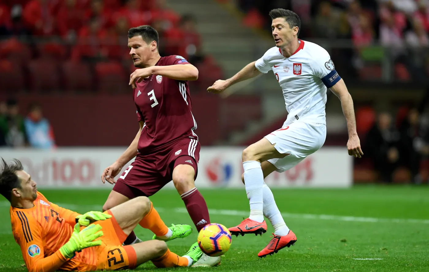 Robert Lewandowski (P) oraz Marcis Oss (C) i bramkarz Pavels Steinbors (L)