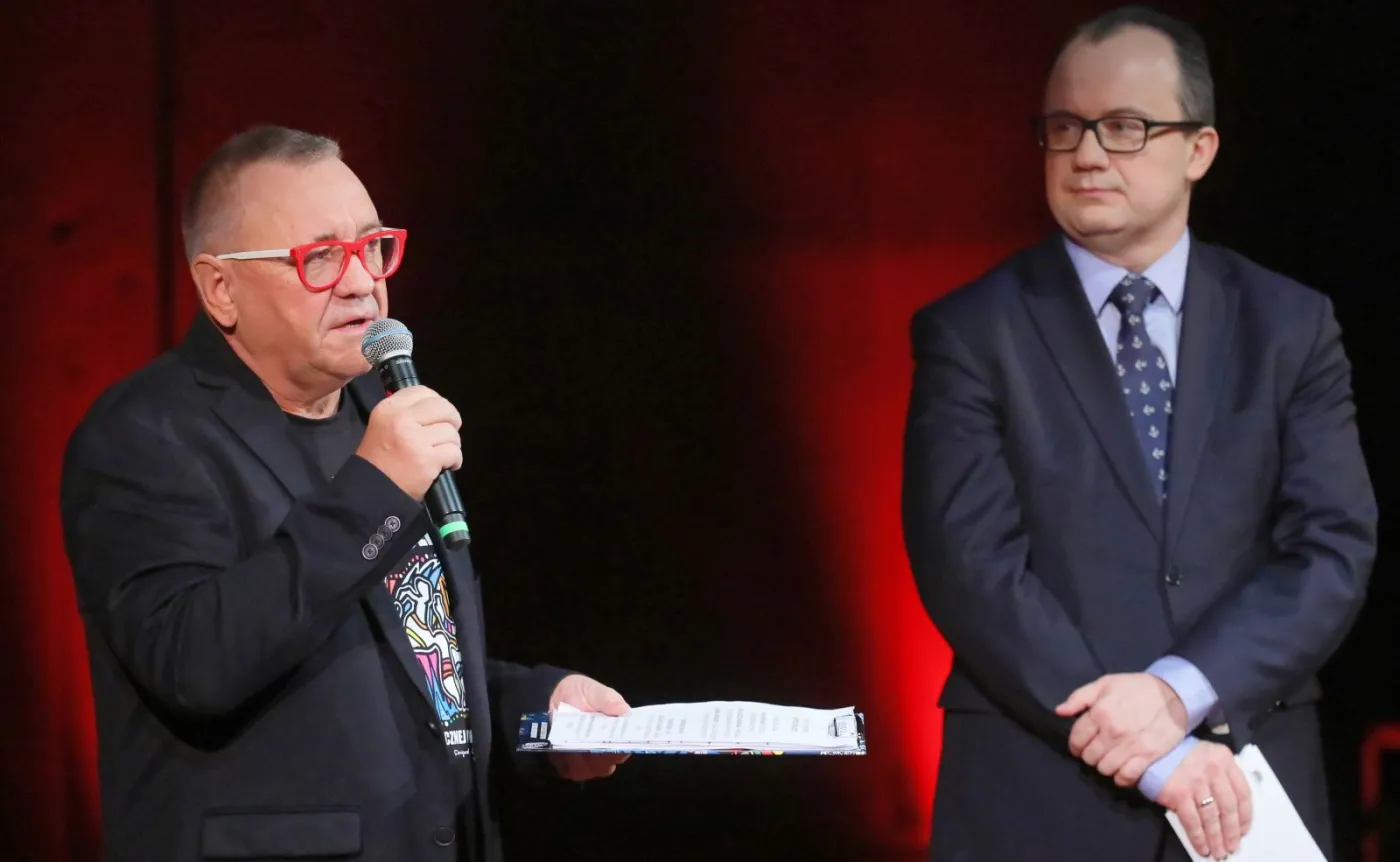 Prezes zarządu Fundacji Wielkiej Orkiestry Świątecznej Pomocy Jerzy Owsiak (L) oraz Rzecznik Praw Obywatelskich Adam Bodnar (P) podczas debaty pt. "Ja nie hejtuję, ja rock’n’rolluję, czyli o tym, jak skutecznie przeciwdziałać zjawisku mowy nienawiści w Polsce" w Muzeum Historii Żydów Polskich POLIN