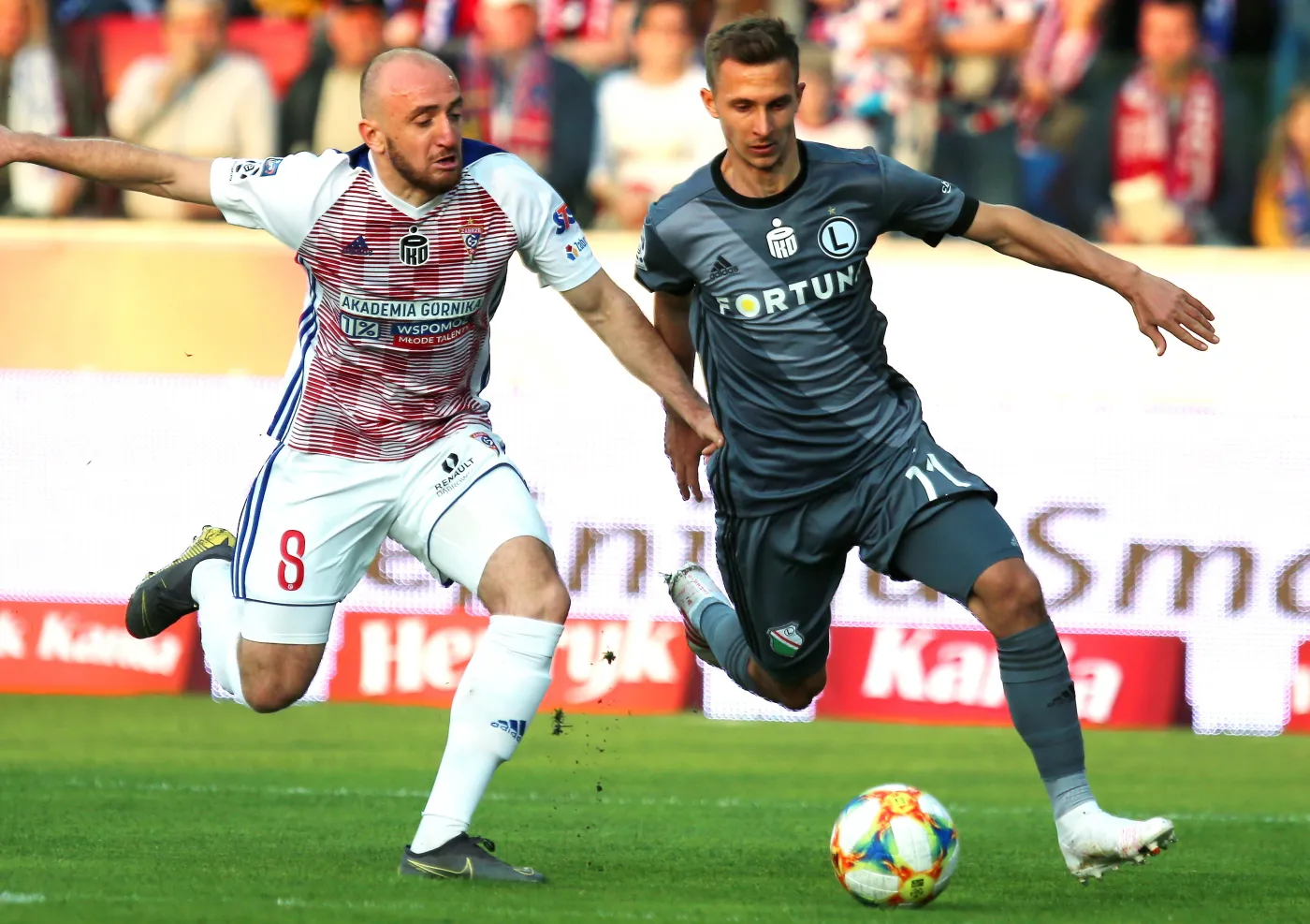 Zawodnik Górnika Zabrze Valeriane Gvilia (L) i Dominik Nagy (P) z Legii Warszawa