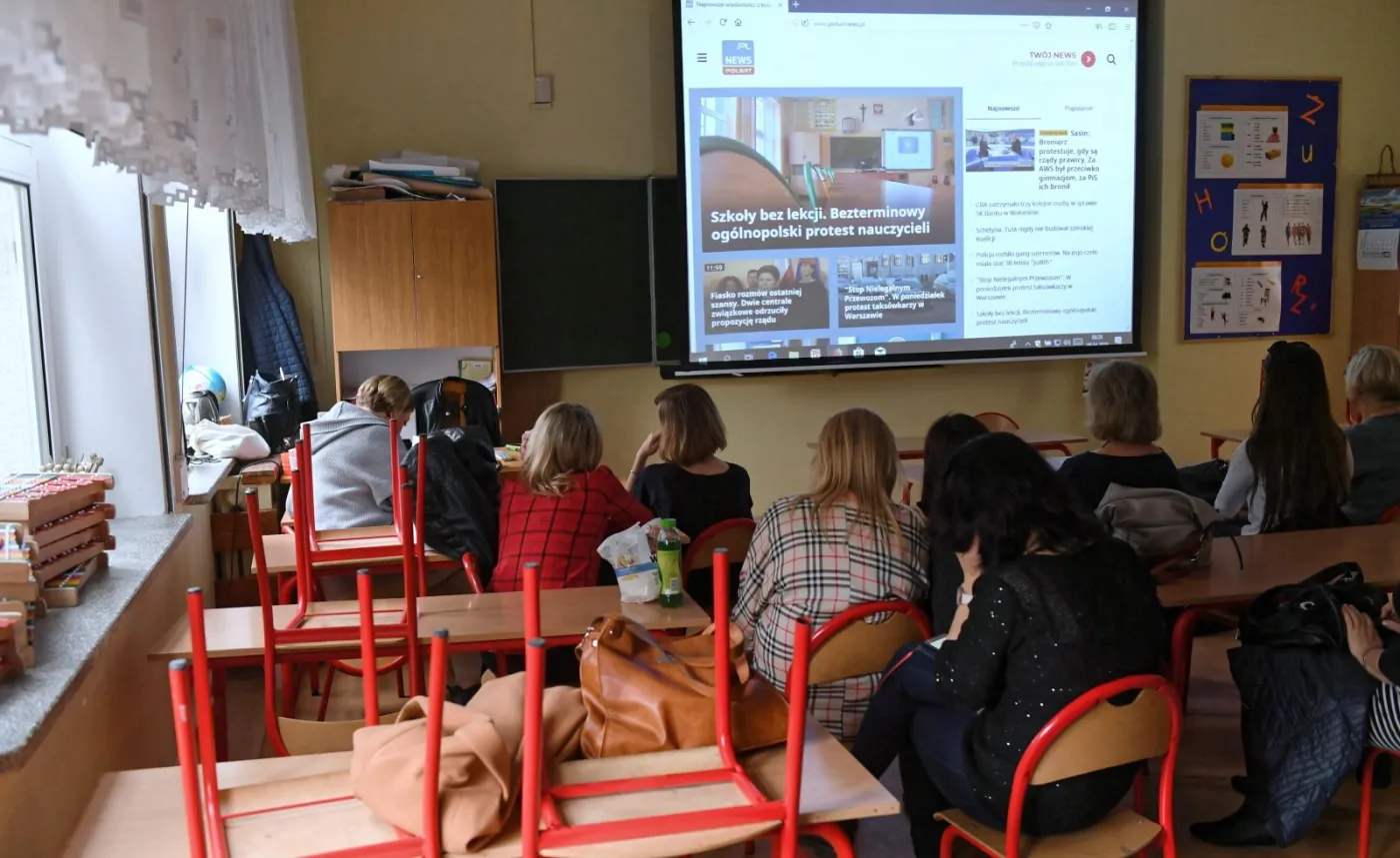 12249735-strajkujacy-nauczyciele-w-szkole.jpg