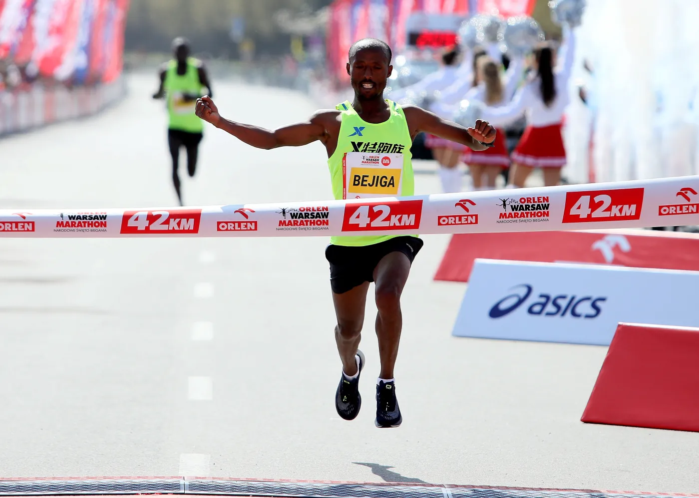 Zwycięzca Etiopczyk Regasa Mindaye Bejiga na mecie Orlen Warsaw Marathon