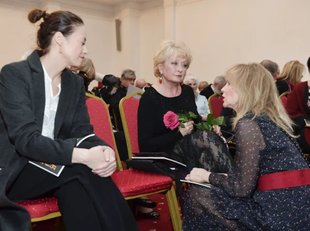 Kozaki, ultrakrótkie szorty i coś jeszcze... Beata Ścibakówna po 50 zaczyna odsłaniać ciało. FOTO