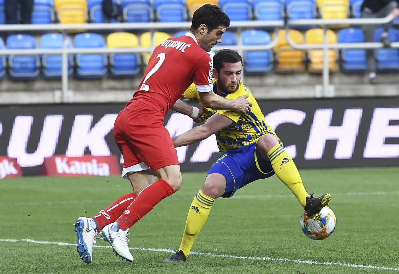 Piłkarz Arki Gdynia Luka Zarandia (P) i Aleksandar Miljkovic (L) z Miedzi Legnica podczas meczu grupy spadkowej Ekstraklasy