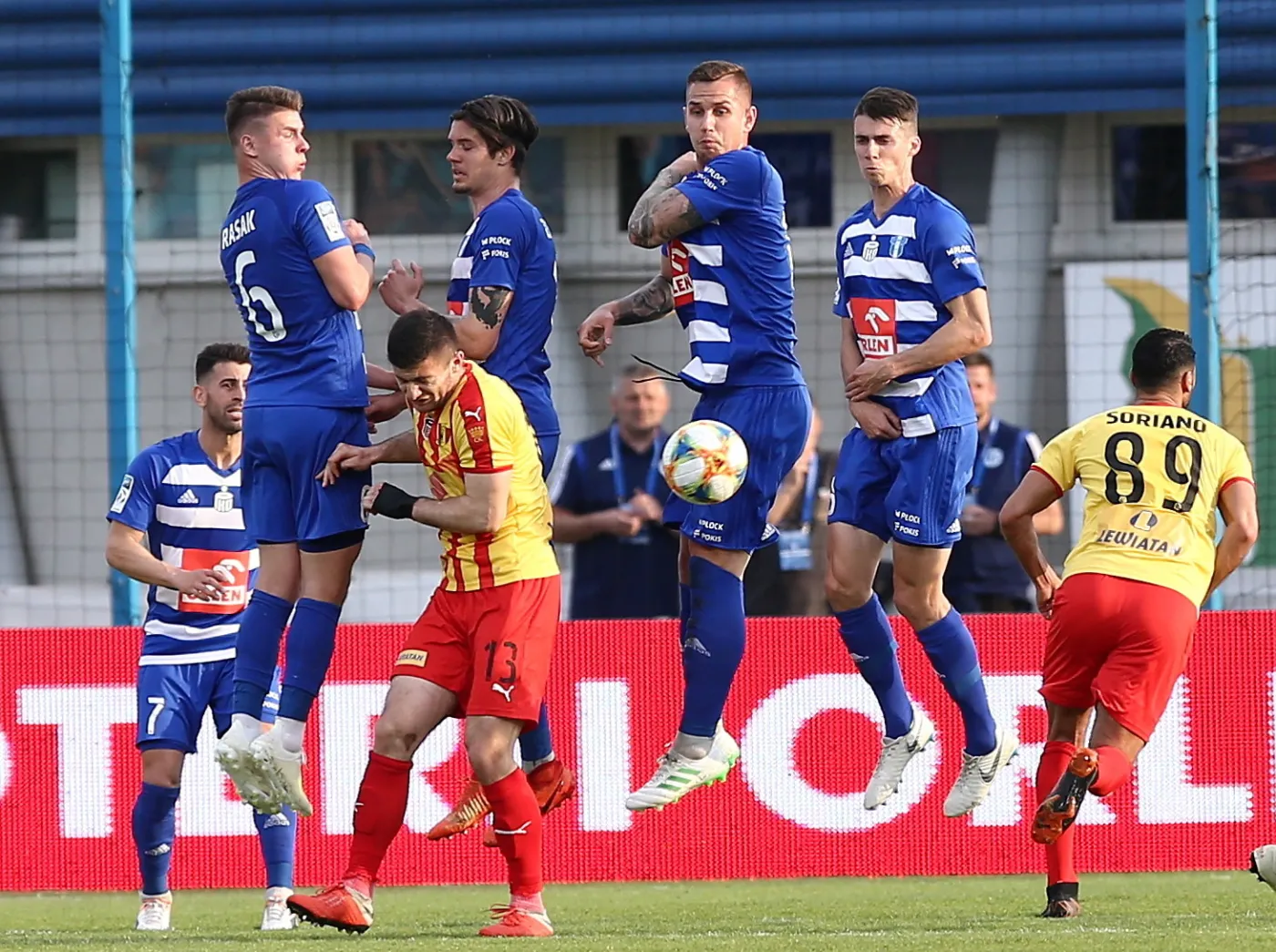 Mur piłkarzy Wisły Płock i Oliver Petrak (przód) z Korony Kielce podczas meczu grupy spadkowej Ekstraklasy