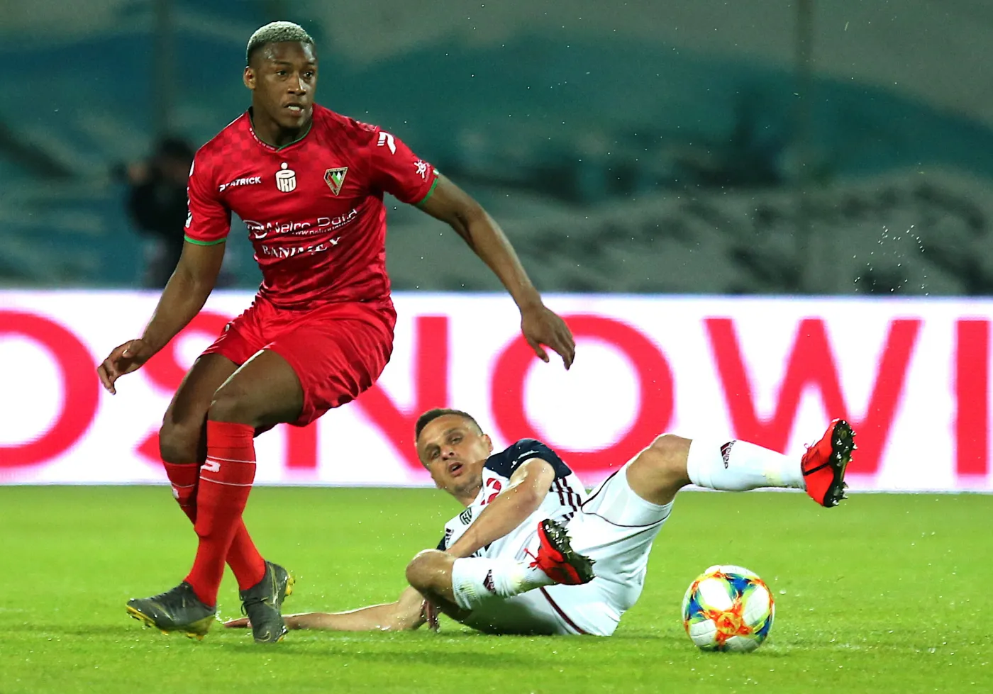 Piłkarz Zagłębia Sosnowiec Vamara Sanogo (L) i Sławomir Peszko (P) z Wisły Kraków podczas meczu grupy spadkowej Ekstraklasy