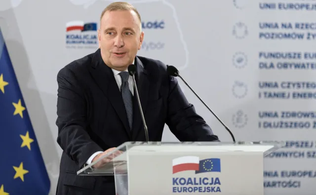 Schetyna bije w PiS: Szukacie hitlerowców wśród nauczycieli, a nie widzicie neofaszystów pod własnym nosem