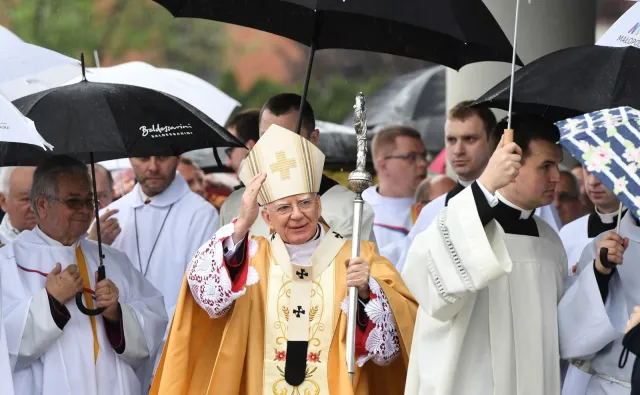 Abp Jędraszewski: Kryzys wartości w polskim szkolnictwie, gender, LGBT, wszystko to uderza w godność człowieka