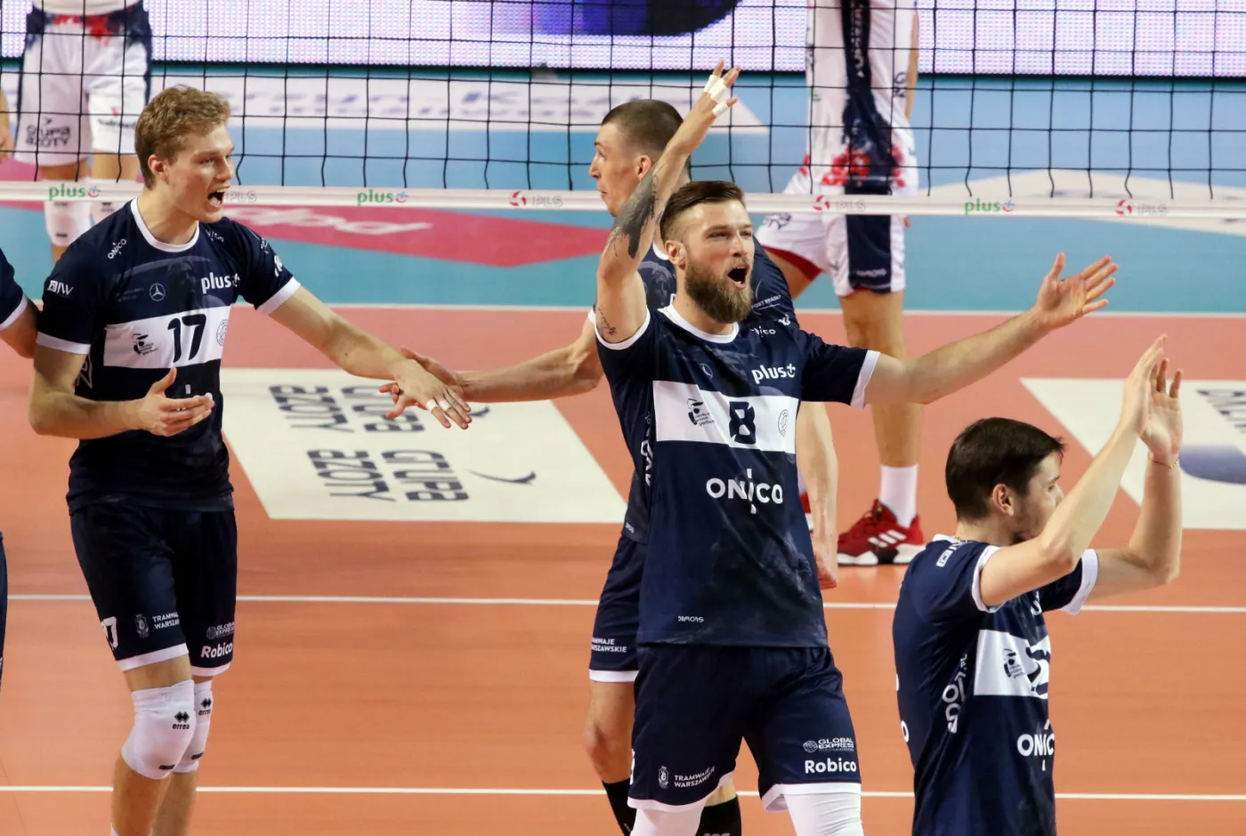 Radość zawodników ONICO Warszawa ze zdobytego punktu, podczas pierwszego meczu finałowego Ekstraklasy siatkarzy z Zaksą Kędzierzyn-Koźle