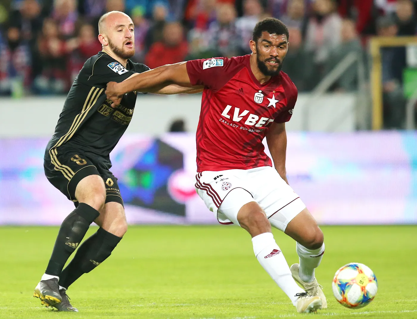 Zawodnik Górnika Zabrze Valeriane Gvilia (L) i Lukas Klemenz (P) z Wisły Kraków