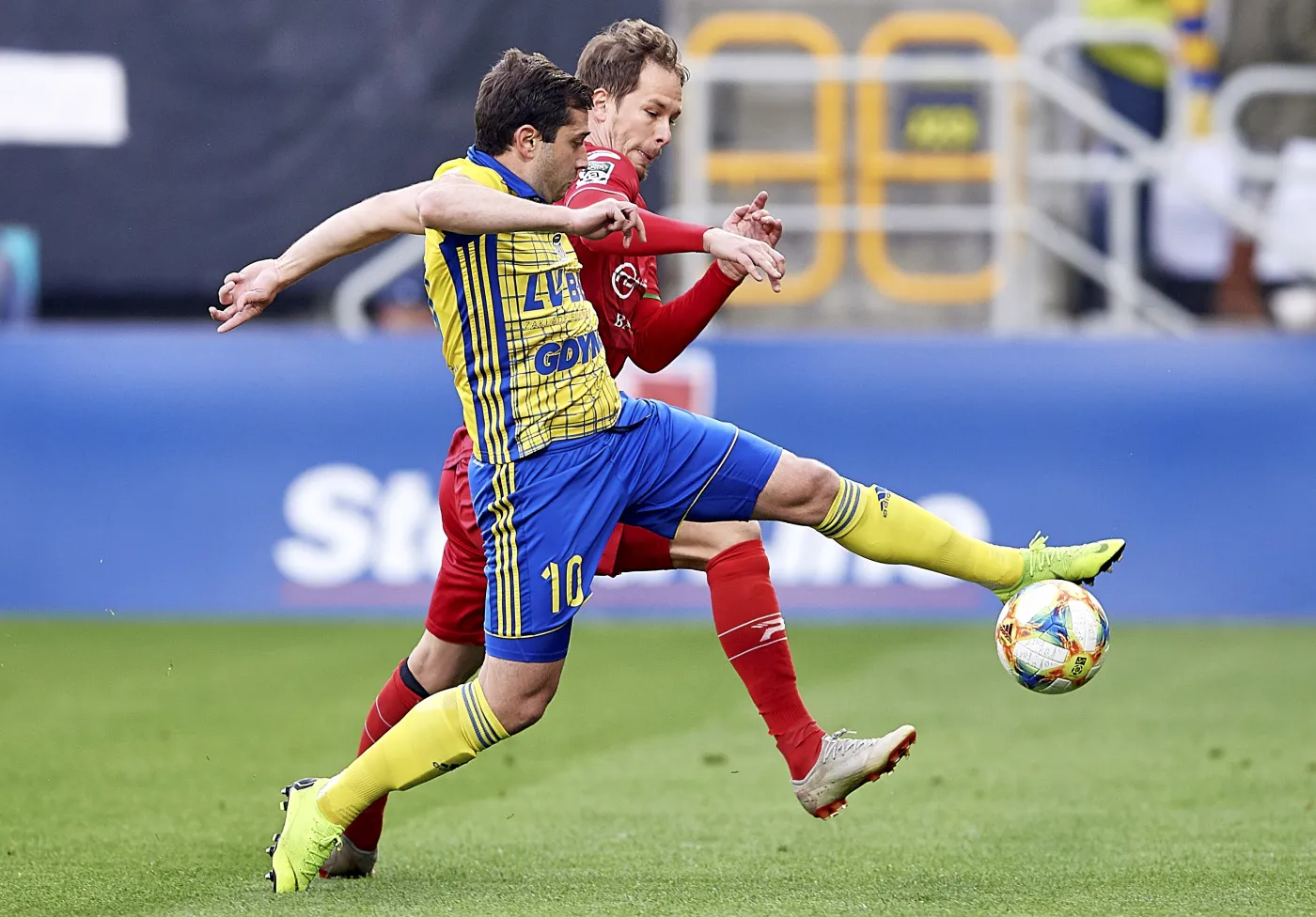 Piłkarz Arki Gdynia Luka Zarandia (L) i Patrik Mraz (P) z Zagłębia Sosnowiec podczas meczu grupy spadkowej Ekstraklasy
